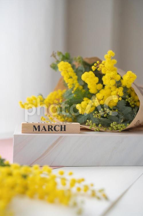 3月　ミモザの花束の待ち受け ミモザ,3月,卒業の写真素材