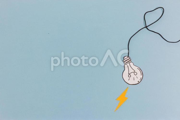 右寄りの線に繋がった電球 電球,アイデア,雷の写真素材