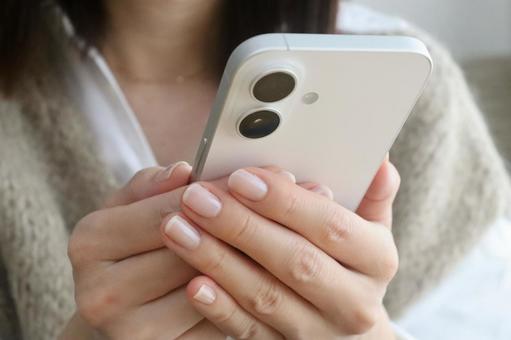 スマホを持つ女性 スマホ,女性,ビジネスの写真素材