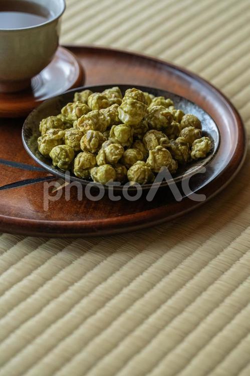 畳の上に抹茶ポップコーン 抹茶,ポップコーン,お菓子の写真素材