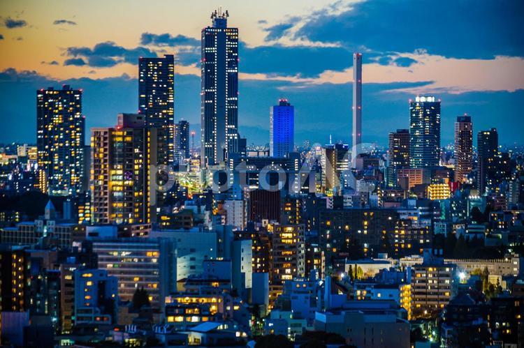 文京シビックセンターからの夕景（池袋方面）１０ オフィスビル,オフィス街,オレンジ色の写真素材