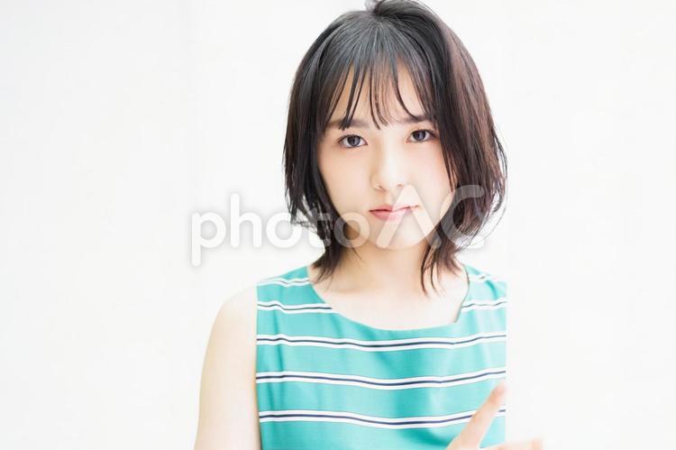 窓際に立ってこちらを見つめている若い女性 窓際,立つ,若いの写真素材
