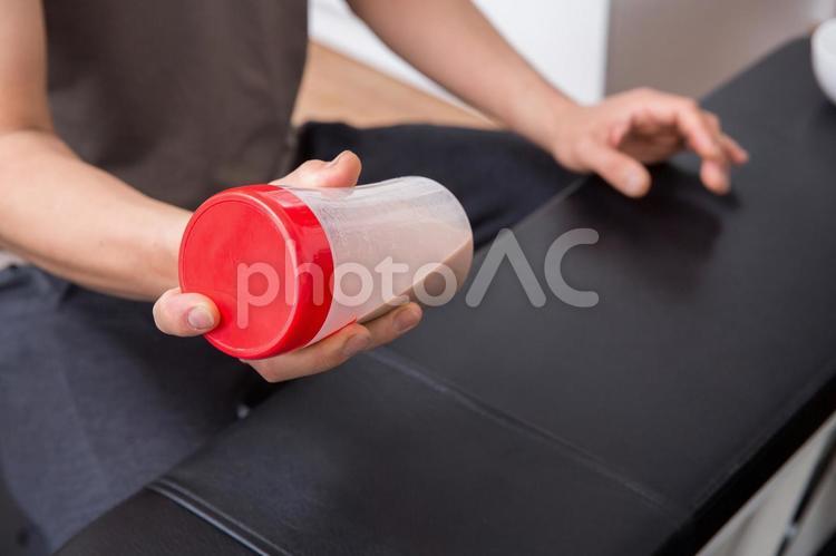 プロテイン（チョコレート味）を作る男性 プロテイン,シェイク,作るの写真素材