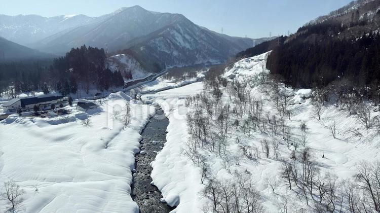 雪国　川と森の空撮　ドローン撮影 川,雪国,ゴンドラの写真素材