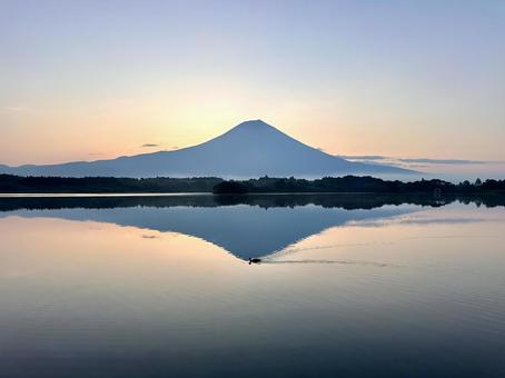 静かな朝の田貫湖から見る富士山 静かな朝の田貫湖から見る富士山の写真