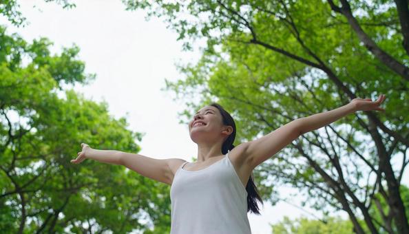 健康的な女性深呼吸の写真