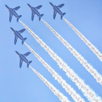 青空を飛行するブルーインパルス ブルーインパルス,飛行機,航空機の写真素材