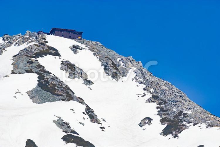 立山（雄山） 雪山,立山黒部アルペンルート,雄山の写真素材