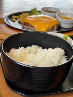 チーズハンバーグの鉄板焼きの定食 チーズハンバーグの鉄板焼きの定食の写真