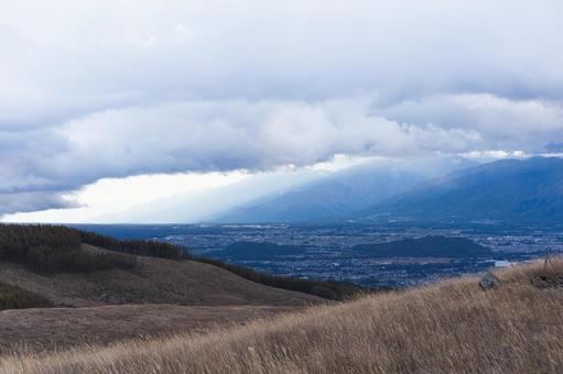 黄金色に輝くススキ原と山々 ビーナスライン,長野県,車山高原の写真素材