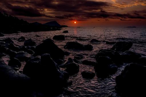 <素材>秋の暗い海へ沈む夕日 <素材>秋の暗い海へ沈む夕日 海,サンセット,夜明けの写真素材