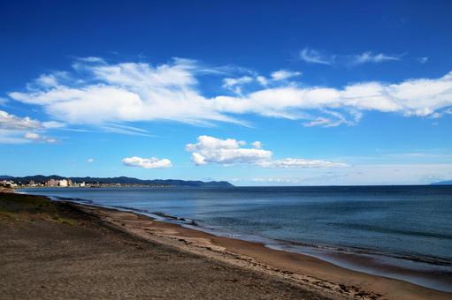 美しい函館の海と白い雲 海,空,風景の写真素材