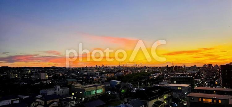 夕暮れの街並み オレンジ色,ロマンチック,グラデーションの写真素材