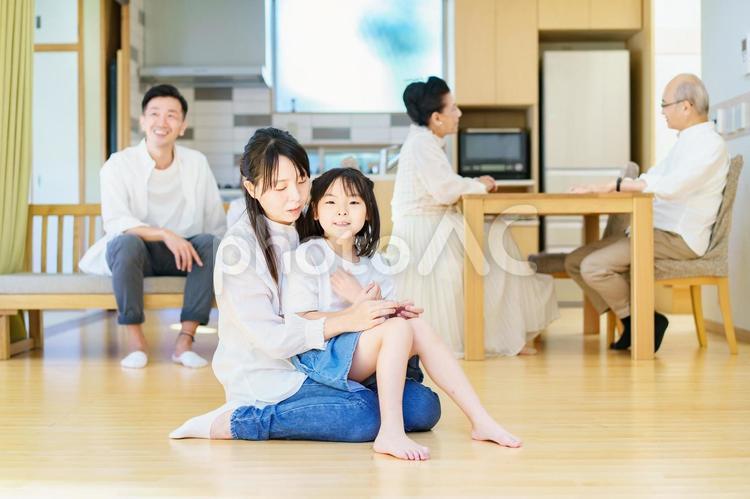 お母さんと遊ぶ女の子  育児,子育て,リラックスの写真素材