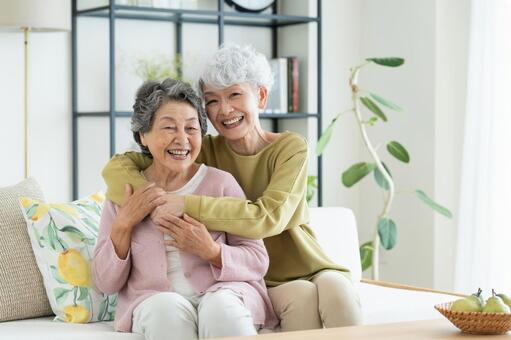 リビングでくつろぐシニアの親子 シニア,親子,家族の写真素材