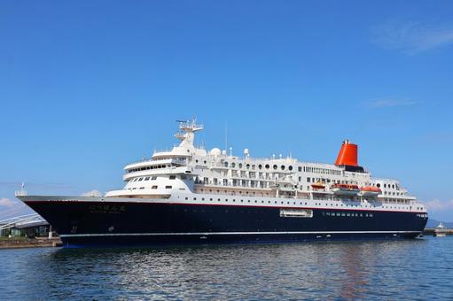 １０月中旬の日中の高松港のにっぽん丸の写真