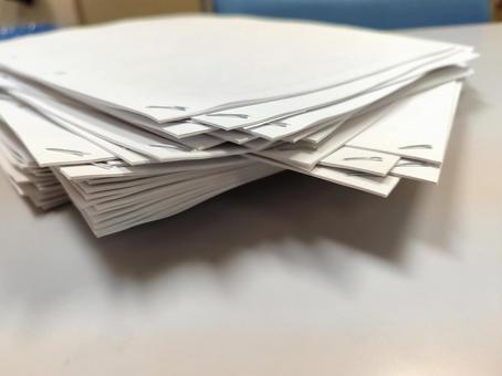 会社　紙書類　山　印刷したばかり オフィス,書類,資料の写真素材