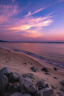 海岸沿いの砂浜から眺める夕暮れ 海岸沿いの砂浜から眺める夕暮れ 風景,海,海岸の写真素材