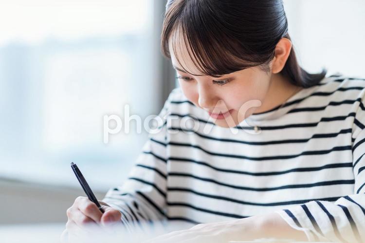 勉強をする学生の女性。 女性,女子,大学生の写真素材