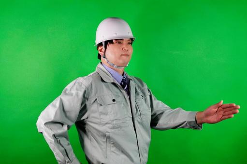 ヘルメットをかぶった作業員 ヘルメットをかぶった作業員 作業員,ヘルメット,安全の写真素材
