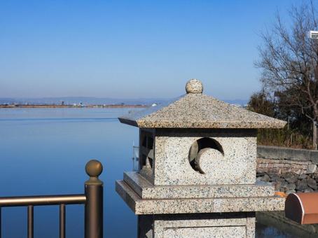 岡山 児島湖を臨む石灯籠 岡山 児島湖を臨む石灯籠 燈篭,灯籠,岡山県の写真素材