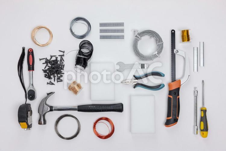並べられた様々な工具 メジャー,コンベックス,ソケットレンチの写真素材