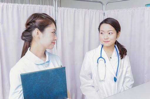 ミーティングをする医師と看護師 ミーティングをする医師と看護師 医者,病状,コミュニケーションの写真素材