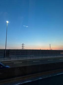 道路から見た夕日 道路から見た夕日 夕日,夕焼け,青空の写真素材