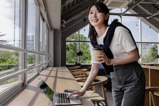 カフェで仕事をする女性 カフェで仕事をする女性 カフェ,女性,ビジネスウーマンの写真素材