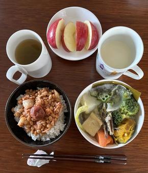 こまち新米にキムチ納豆としそ梅などの朝食 朝食,ご飯,あきたこまちの写真素材