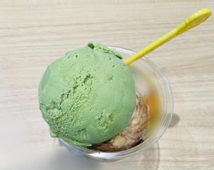 抹茶のアイスクリームダブルカップアイス 抹茶のアイスクリームダブルカップアイスの写真