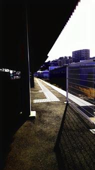 都市の静寂な駅のプラットフォーム 都市の静寂な駅のプラットフォーム 駅,プラットフォーム,駅舎の写真素材