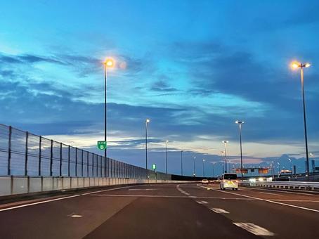 夕暮れの高速道路 道,空,橋の写真素材