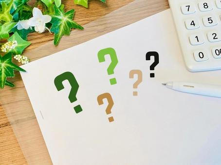 用紙と電卓とはてなマーク 用紙と電卓とはてなマーク 疑問,質問,悩み事の写真素材