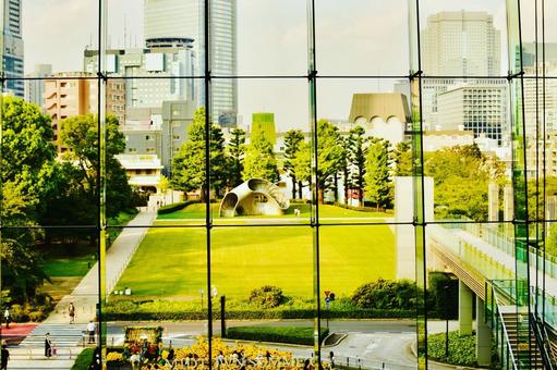 建物内の巨大なガラス張りから見える風景 建物内の巨大なガラス張りから見える風景の写真