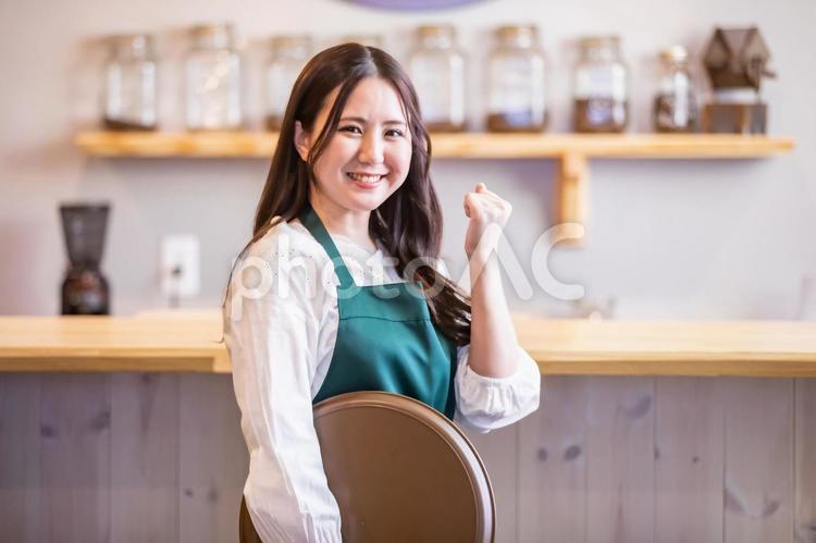 カフェのカウンターにいる女性 カフェ,ウェイトレス,ホールスタッフの写真素材