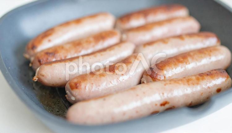 フライパンで焼くソーセージ ソーセージ,ウインナー,食べ物の写真素材