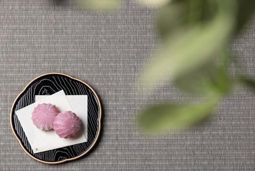 畳に置かれたピンクの和菓子 畳に置かれたピンクの和菓子 和菓子,ピンク,畳の写真素材