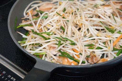 今晩のおかずは簡単野菜炒め 野菜炒め,中華料理,家庭料理の写真素材