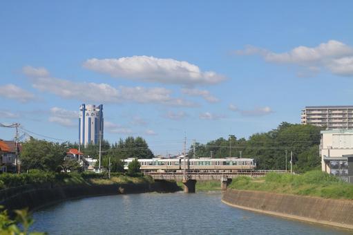 配水塔の横を走るJR、兵庫県明石市 配水塔の横を走るJR、兵庫県明石市 住宅街,瀬戸川,河川の写真素材