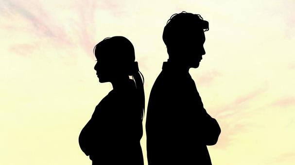 背中合わせに立つ男女2人のシルエット 背中合わせに立つ男女2人のシルエット 男女,女性,男性の写真素材