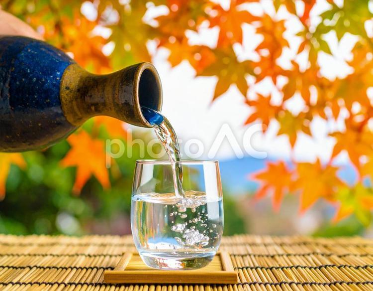 冷酒　ガラスのおちょこに日本酒を注ぐ 日本酒,冷酒,注ぐの写真素材