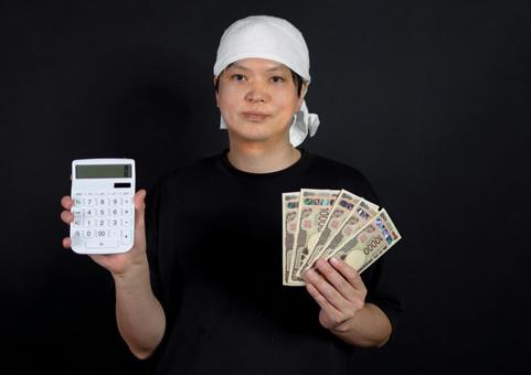 電卓と紙幣を持つ男性 電卓と紙幣を持つ男性 男性,電卓,紙幣の写真素材