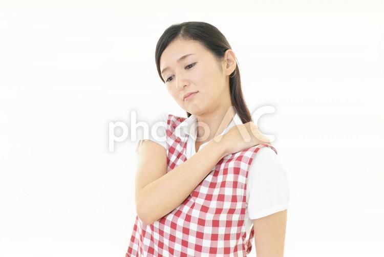 エプロン姿の女性　体調不良 女性,主婦,頭痛の写真素材