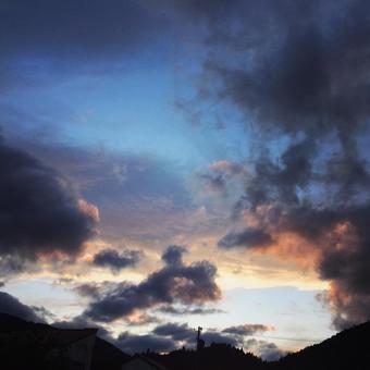 夕焼けに染まる雲と青い空 夕焼けに染まる雲と青い空の写真