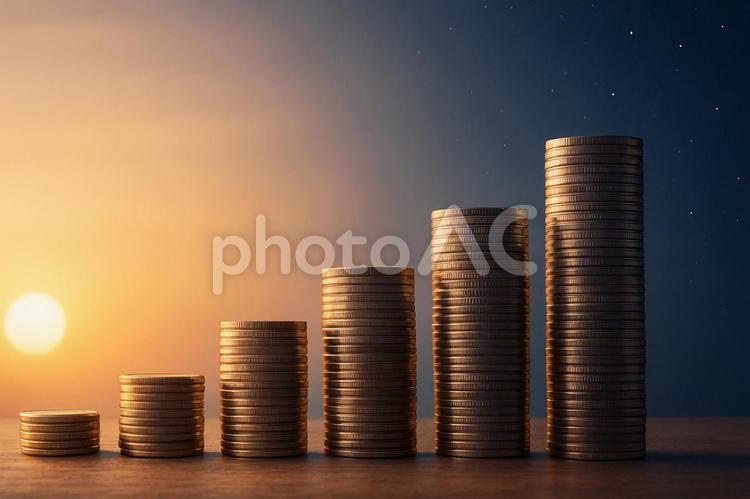 夕陽が照らす黄金の成長 金貨,コイン,硬貨の写真素材