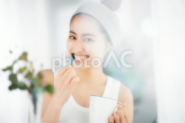 ヘアバンドをして歯磨きをする女性5 美容,女性,日本人の写真素材