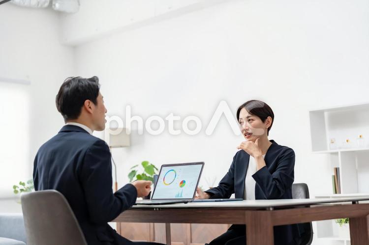 仕事をする二人のビジネスマン デスクワーク,人物,ディスカッションの写真素材