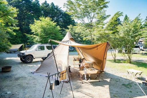 Solo camp image-Young woman reading a book, lager, solo-camp, fem, JPG