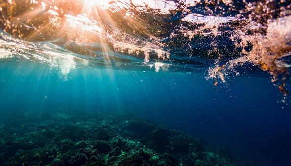 海中に差し込む幻想的な光の写真